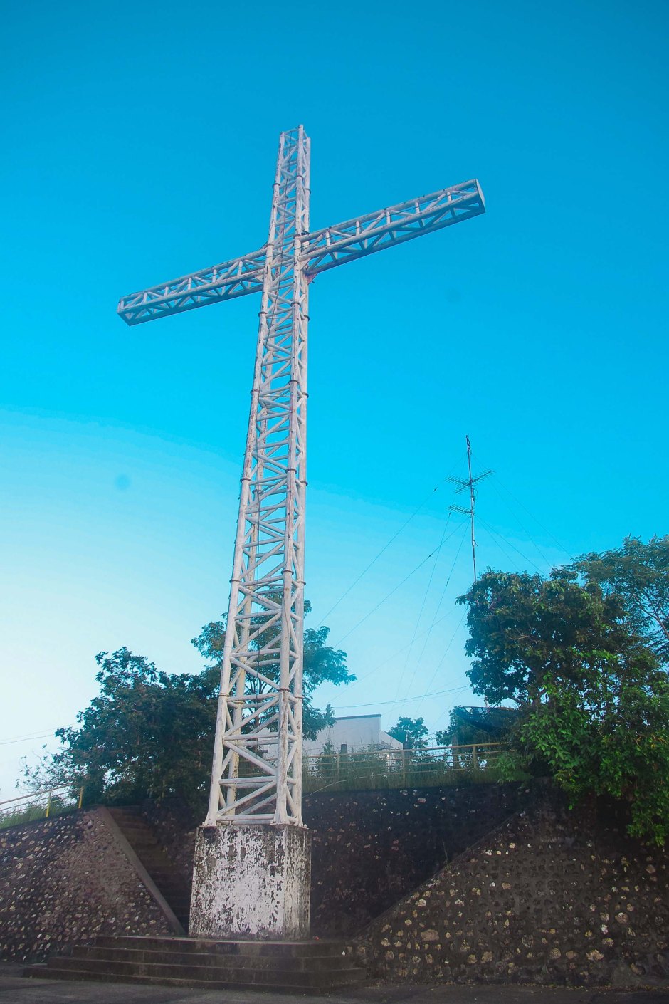 SYMBOL OF SUCCESS. When climbers see this cross up close, its an indication that they successfully managed to climb 700 steps to the top. (Mae Obispo)